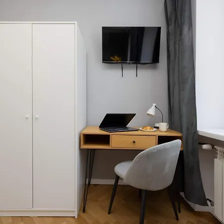Tasteful In By Renters Apartment *